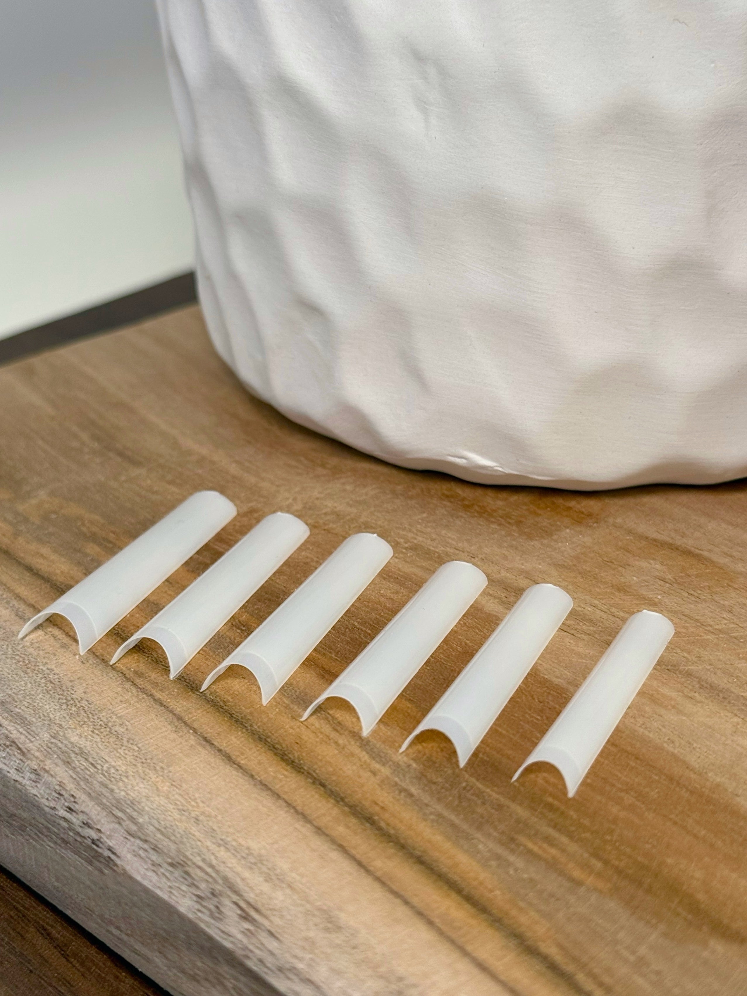 Capsules carrées universelles non C-curve